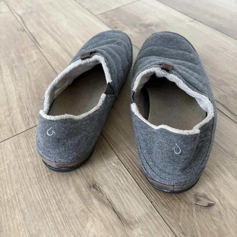 OluKai Mahana Slippers Men's Size 12 Grey Quilted Textile Leather Slip On 10451